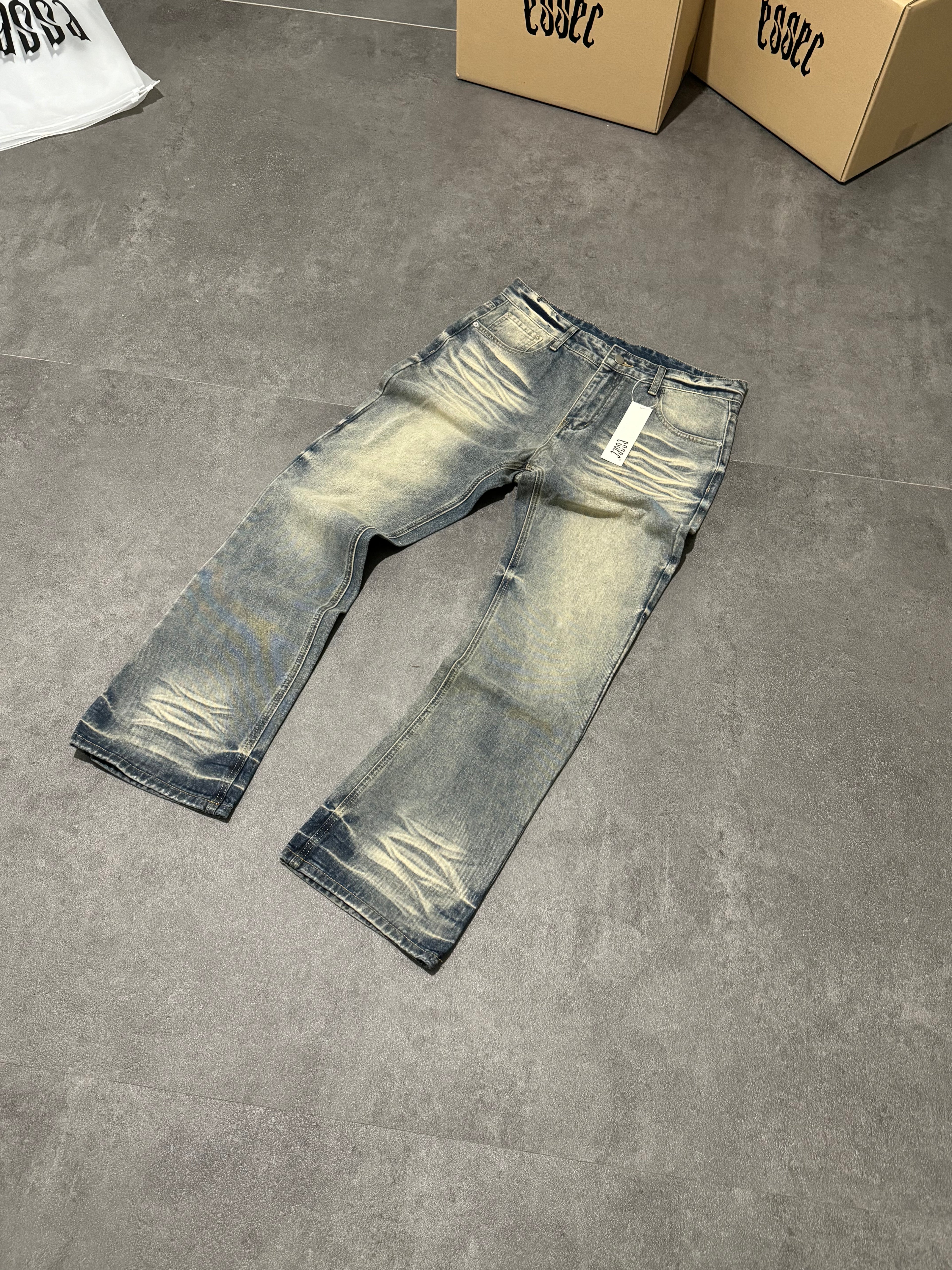 Essec Flared Dirty Wash Denim