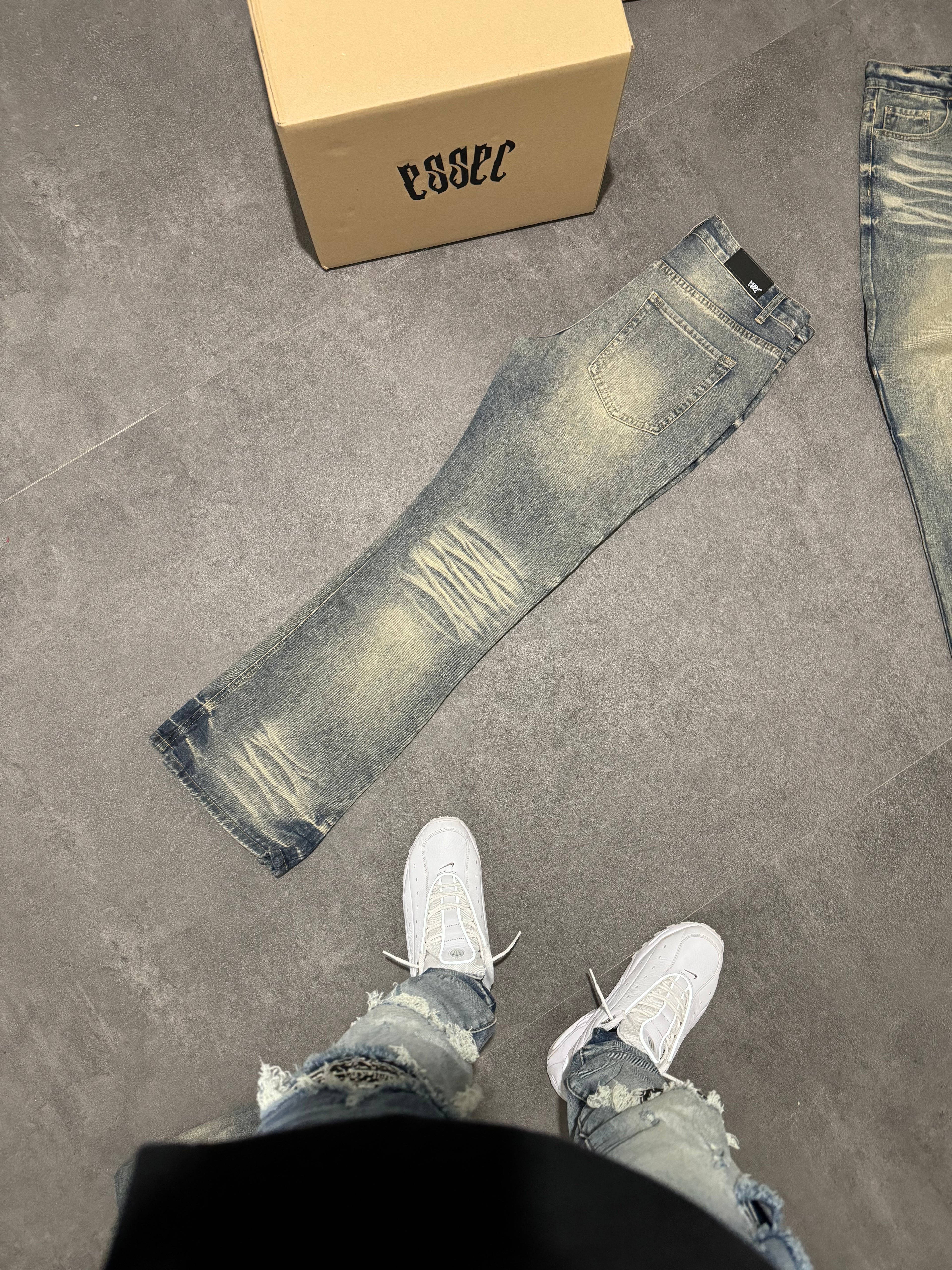 Essec Flared Dirty Wash Denim